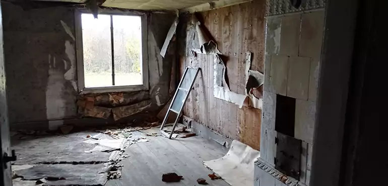 Why Selling a Distressed House Through Traditional Methods Fails in Santa Clarita
